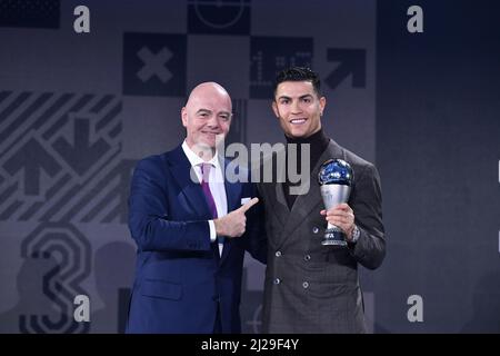 ZURICH, SUISSE - JANVIER 17 : le président de la FIFA, Gianni Infantino, remet le prix spécial du meilleur Homme de la FIFA à Cristiano Ronaldo lors du prix du meilleur football de la FIFA 2021, le 17 janvier 2022 à Zurich, en Suisse. EDITORIAL UNIQUEMENT ! (Photo par Harold Cunningham/FIFA/via Kolvenbach) Banque D'Images