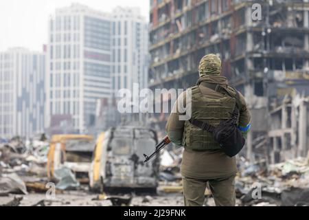 Kiev, Ukraine. 29th mars 2022. Un soldat muni d'une mitrailleuse est en service près du centre commercial détruit de Retroville. Le centre commercial de Retroville, y compris ses environs à Kiev, sont détruits après l'attaque russe de bombardements. Selon les services d'urgence, au moins six personnes sont mortes pendant l'attaque. La Russie a envahi l'Ukraine le 24 février 2022, déclenchant la plus grande attaque militaire en Europe depuis la Seconde Guerre mondiale Crédit : SOPA Images Limited/Alamy Live News Banque D'Images