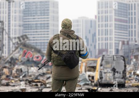 Kiev, Ukraine. 29th mars 2022. Un soldat muni d'une mitrailleuse est en service près du centre commercial détruit de Retroville. Le centre commercial de Retroville, y compris ses environs à Kiev, sont détruits après l'attaque russe de bombardements. Selon les services d'urgence, au moins six personnes sont mortes pendant l'attaque. La Russie a envahi l'Ukraine le 24 février 2022, déclenchant la plus grande attaque militaire en Europe depuis la Seconde Guerre mondiale Crédit : SOPA Images Limited/Alamy Live News Banque D'Images