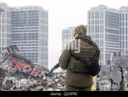 Kiev, Ukraine. 29th mars 2022. Un soldat muni d'une mitrailleuse est en service près du centre commercial détruit de Retroville. Le centre commercial de Retroville, y compris ses environs à Kiev, sont détruits après l'attaque russe de bombardements. Selon les services d'urgence, au moins six personnes sont mortes pendant l'attaque. La Russie a envahi l'Ukraine le 24 février 2022, déclenchant la plus grande attaque militaire en Europe depuis la Seconde Guerre mondiale (Photo de Mykhaylo Palinchak/SOPA Images/Sipa USA) crédit: SIPA USA/Alay Live News Banque D'Images