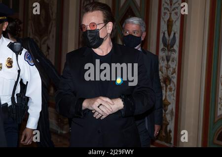 Bono, un chanteur-compositeur irlandais, rencontre des membres de la police du Capitole lors de sa visite à Capitol Hill le 30 mars 2022 à Washington, DC, Etats-Unis. Photo de Aaron Schwartz/CNP/ABACAPRESS.COM Banque D'Images