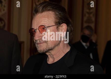 Bono, un chanteur-compositeur irlandais, rencontre des membres de la police du Capitole lors de sa visite à Capitol Hill le 30 mars 2022 à Washington, DC, Etats-Unis. Photo de Aaron Schwartz/CNP/ABACAPRESS.COM Banque D'Images