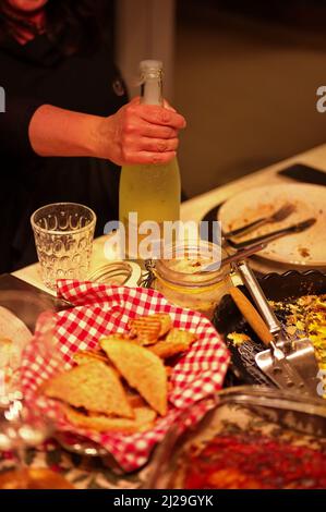 Section médiane de la femme tenant une bouteille de champagne - vient d'être ouverte Banque D'Images