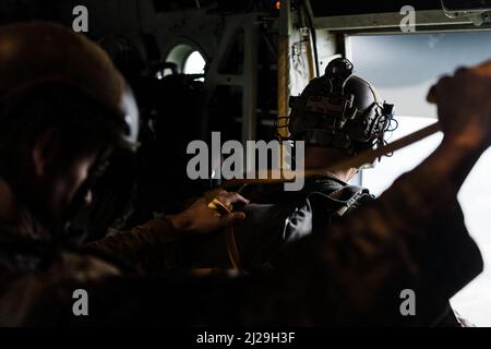 Les aviateurs du groupe de défense de la base 820th se préparent à effectuer un entraînement d'opération aérienne à bord d'un HC-130J combat King II, base aérienne Moody, Géorgie, le 24 mars 2022. Les membres du BDG de 820th ont élargi leurs compétences en matière de jumpmaster/parachutiste en exécutant des procédures de porte et de sortie de secours (ADEPT) 2. (É.-U. Photo de la Force aérienne par 1st Lt Katie Tamesis) Banque D'Images