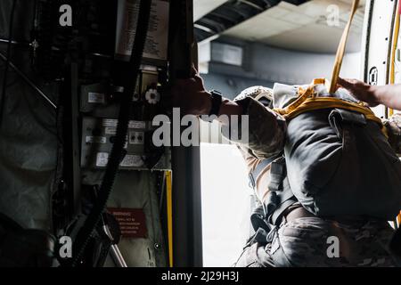 Les aviateurs du groupe de défense de la base 820th se préparent à effectuer un entraînement d'opération aérienne à bord d'un HC-130J combat King II, base aérienne Moody, Géorgie, le 24 mars 2022. Les membres du BDG de 820th ont élargi leurs compétences en matière de jumpmaster/parachutiste en exécutant des procédures de porte et de sortie de secours (ADEPT) 2. (É.-U. Photo de la Force aérienne par 1st Lt Katie Tamesis) Banque D'Images