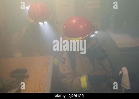 220326-N-UP745-1078 MER MÉDITERRANÉE ORIENTALE (le 26 mars 2022) les marins utilisent un boyau à feu en mousse formant un film aqueux pour combattre un combustible de bravo simulé lors d'un exercice de quart à bord du destroyer de missile guidé de classe Arleigh Burke USS Jason Dunham (DDG 109), le 26 mars 2022. Jason Dunham fait partie du Groupe maritime permanent de l'OTAN deux (SNMG2), l'une des quatre forces permanentes qui constituent la composante maritime de la Force opérationnelle interarmées de très haute disponibilité (FJV), Un déploiement prévu dans la zone d'exploitation de la flotte américaine 6th à l'appui des opérations de sécurité maritime ainsi qu'une coopération continue Banque D'Images