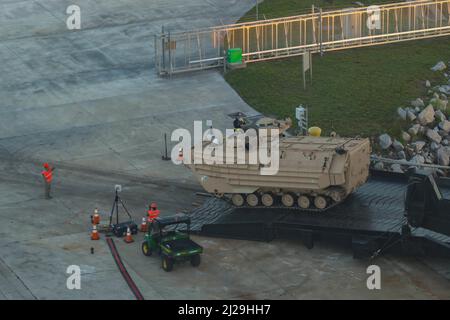 Un véhicule à chenilles AAV7A1 est déchargé du Lt Jack Lummus (T-AK 3011) de l'USNS 1st pendant l'exercice Atlantic Dragon à l'installation de soutien du corps des Marines Blount Island, Jacksonville, Floride, 22 mars 2022. le 3D Bataillon de soutien à l'atterrissage dirige le Dragon Atlantique 22 en collaboration avec le combat Logistics Regiment 37, 3rd MLG, et le combat Logistics Battalion 451, CLR-45, 4th MLG, pour décharger, inspecter, Et préparez l'équipement pour une variété de buts à travers le corps des Marines. Au cours de l'exercice, 3D LSB teste les capacités de conduite d'un convoi long-courrier afin de préparer les forces pour le futur Banque D'Images