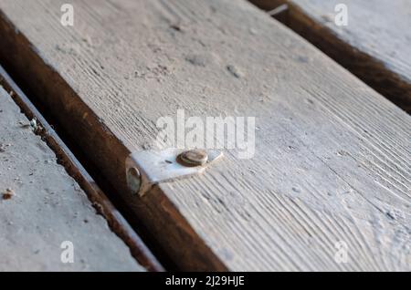 Flou artistique, bruit, flou, effet de grain. Le numéro 1 sur l'étiquette métallique. Anciens tableaux numérotés sur le sol. Plaques à répétition rectangulaires sales avec de l'aluminium Banque D'Images