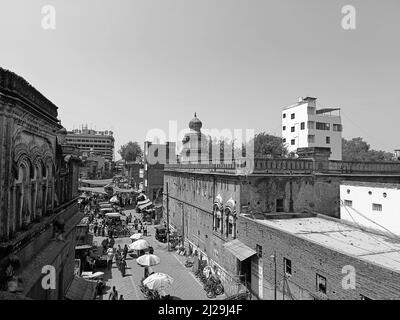 Pandharpur, Inde, 26 février 2022, temple de Chandrabhaga Ghat et experts sur la rive de la rivière Chandrabhaga et les gens qui font des rites religieux. Banque D'Images