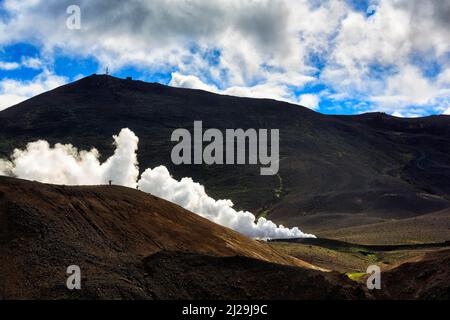 Randonneurs sur le bord du cratère en été, vapeur, énergie géothermique au lac du cratère Viti, volcan Krafla, Myvatn, nord de l'Islande, Islande Banque D'Images