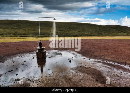 Douche chaude autonome sans drain, site de gravier près du volcan Krafla, Myvatn, Islande du Nord Banque D'Images