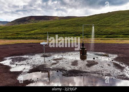 Douche extérieure chaude sans drain et lavabo avec serviette, site en gravier près du volcan Krafla, Myvatn, Islande du Nord Banque D'Images