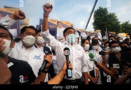 Bangkok, Thaïlande. 31st mars 2022. Un ancien gouverneur de Bangkok, Aswin Kwanmuang, fait un geste alors qu'il arrive pour s'inscrire comme candidat au poste de gouverneur de Bangkok, à l'Administration métropolitaine de Bangkok. La onzième élection au poste de gouverneur de Bangkok aura lieu le 22 mai 2022. Il aura lieu 9 ans après les dernières élections de 2013, longtemps retardé en raison du coup d'état de 2014. Crédit : SOPA Images Limited/Alamy Live News Banque D'Images