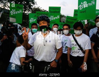 Bangkok, Thaïlande. 31st mars 2022. Candidat pour le gouverneur de Bangkok, Chatchart Sittipunt fait un signe V alors qu'il arrive pour l'inscription comme candidat pour le gouverneur de Bangkok à l'Administration métropolitaine de Bangkok. La onzième élection au poste de gouverneur de Bangkok aura lieu le 22 mai 2022. Il aura lieu 9 ans après les dernières élections de 2013, longtemps retardé en raison du coup d'état de 2014. Crédit : SOPA Images Limited/Alamy Live News Banque D'Images