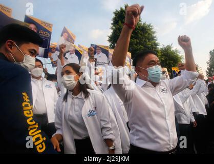 Bangkok, Thaïlande. 31st mars 2022. Un ancien gouverneur de Bangkok, Aswin Kwanmuang, fait un geste alors qu'il arrive pour s'inscrire comme candidat au poste de gouverneur de Bangkok, à l'Administration métropolitaine de Bangkok. La onzième élection au poste de gouverneur de Bangkok aura lieu le 22 mai 2022. Il aura lieu 9 ans après les dernières élections de 2013, longtemps retardé en raison du coup d'état de 2014. Crédit : SOPA Images Limited/Alamy Live News Banque D'Images