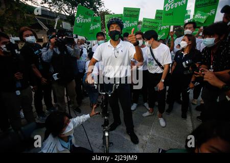 Bangkok, Thaïlande. 31st mars 2022. Candidat pour le gouverneur de Bangkok, Chatchart Sittipunt fait un geste alors qu'il arrive pour l'inscription comme candidat pour le gouverneur de Bangkok à l'Administration métropolitaine de Bangkok. La onzième élection au poste de gouverneur de Bangkok aura lieu le 22 mai 2022. Il aura lieu 9 ans après les dernières élections de 2013, longtemps retardé en raison du coup d'état de 2014. Crédit : SOPA Images Limited/Alamy Live News Banque D'Images