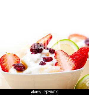 Salade de fruits et yaourt petit déjeuner sain sur table en bois blanc Banque D'Images