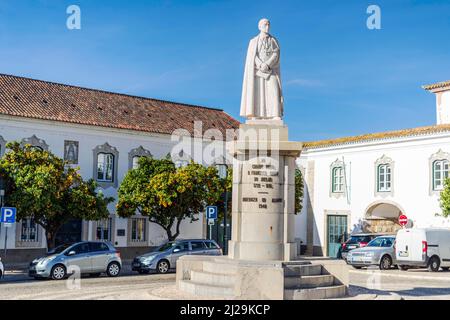 Monument de Bishop Francisco Gomes de Avelar dans le centre-ville de faro, Algarve, Portugal Banque D'Images
