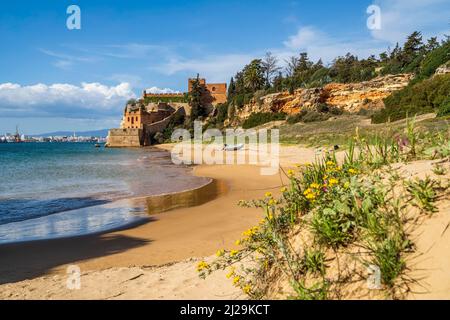 Côte avec plage de sable, fleurs et château au bord de la rivière Arade à Ferragudo, Algarve, Portugal Banque D'Images