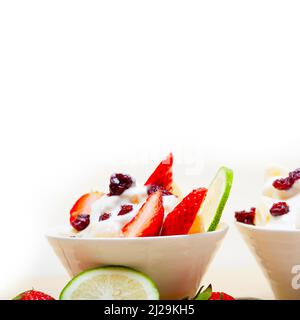 Salade de fruits et yaourt petit déjeuner sain sur table en bois blanc Banque D'Images