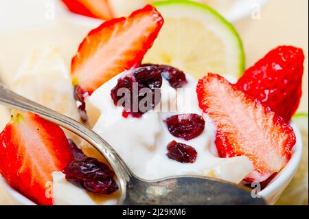 Salade de fruits et yaourt petit déjeuner sain sur table en bois blanc Banque D'Images