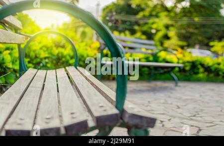 Gros plan d'un banc dans un parc, Banc en bois dans le parc, banc en bois avec arrière-plan non focalisé Banque D'Images