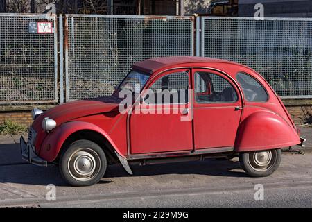 Red 2 CV6 Club sur la route, Citroën Ente, année de construction 1990, Neuss, Rhénanie-du-Nord-Westphalie, Allemagne Banque D'Images