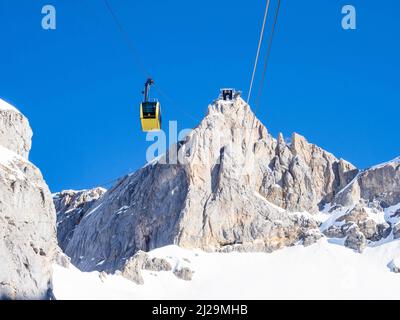 Ciel bleu sur les montagnes de Dachstein, vue depuis la télécabine panoramique de Dachstein jusqu'à la station de montagne du glacier de Dachstein, Ramsau am Dachstein Banque D'Images