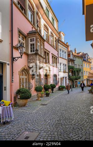 Rue étroite avec façades et oriels, Lindau, Swabia, Bavière, Allemagne Banque D'Images