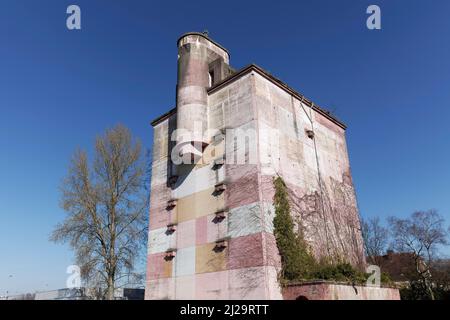 Haut bunker de la guerre mondiale 2 sur les locaux de l'usine Bayer AG, façade peinte en rose, Leverkusen, Rhénanie-du-Nord-Westphalie, Allemagne Banque D'Images
