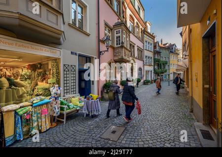 Rue étroite avec façades et oriels, Lindau, Swabia, Bavière, Allemagne Banque D'Images