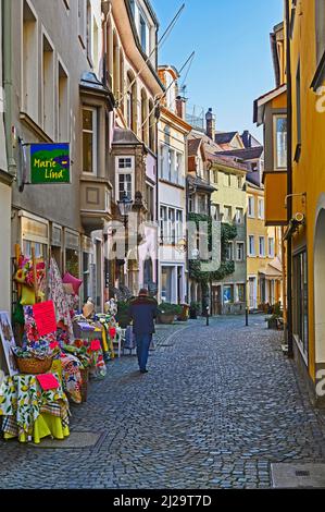 Rue étroite avec façades et oriels, Lindau, Swabia, Bavière, Allemagne Banque D'Images