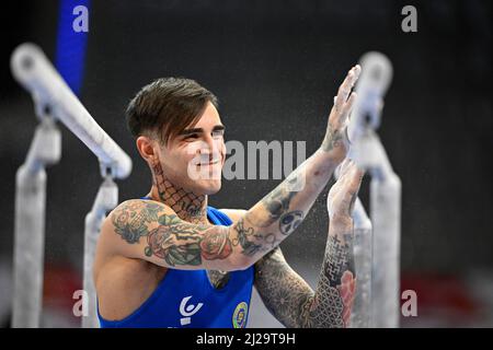 Champion du monde Nicola BARTOLINI (ITA) avec tatouages, préparation sur barres parallèles, magnésium, gymnastique, DTB Cup, Porsche Arena, Stuttgart Banque D'Images