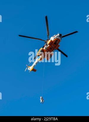 Deux médecins sont déportés d'un hélicoptère sur un bateau de croisière. Les essais de Corona doivent être effectués dans l'océan Atlantique, au sommet de l'Argentine. Banque D'Images