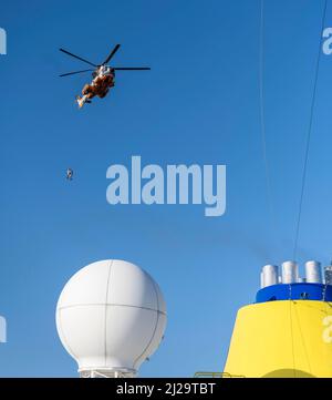 Deux médecins sont déportés d'un hélicoptère sur un bateau de croisière. Les essais de Corona doivent être effectués dans l'océan Atlantique, au sommet de l'Argentine. Banque D'Images