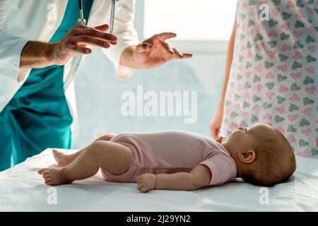 Le pédiatre examine un bébé à l'hôpital. Concept enfant de soins de santé Banque D'Images