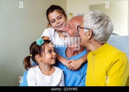 Heureux petits-enfants en visite chez le grand-père à l'hôpital. Concept de soutien, de famille et de soins de santé. Banque D'Images