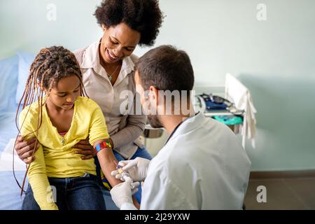 Le pédiatre prend le sang d'un patient enfant. Concept de coronavirus de test d'anticorps pour les soins de santé Banque D'Images