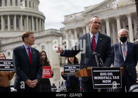 Le sénateur américain Jeff Merkley (démocrate de l'Oregon), s'exprime lors d'une conférence de presse demandant l'adoption d'une taxe sur les bénéfices exceptionnels du pétrole le 30 mars 2022 à Washington, DC, USA. Photo de Aaron Schwartz/CNP/ABACAPRESS.COM Banque D'Images