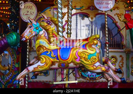 chevaux sur le carrousel du parc des expositions, bury st edmunds, angleterre Banque D'Images