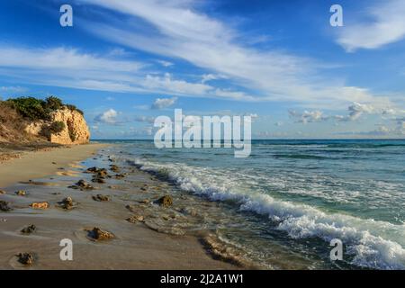 Les plus belles plages de sable d'Apulia en Italie : Plage d'Alimini.La Tour Fiumicelli, située sur le territoire d'Otrante à Salento. Banque D'Images