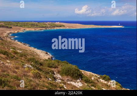 Les plus belles côtes de l'Italie. Mer Adriatique de la baie de Salento Orte, un manteau d'eau qui s'ouvre sur une falaise basse. La côte Otrante-Santa Maria di Leuca . Banque D'Images