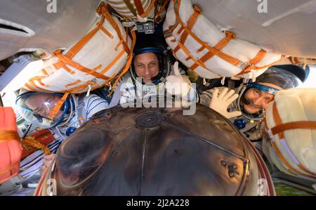 (220331) -- WASHINGTON, le 31 mars 2022 (Xinhua) -- l'astronaute de la NASA Mark Vande Hei (L) pose avec les cosmonautes russes Pyotr Dubrov (R) et Anton Shkaplerov dans leur vaisseau spatial Soyouz MS-19 après avoir atterri dans une zone située au sud-est de la ville de Dzhezkazgan, au Kazakhstan, le 30 mars 2022. Après avoir prolongé à 355 jours le record du plus long vol spatial de l'histoire par un américain, l'astronaute de la NASA Mark Vande Hei est retourné sur Terre mercredi avec deux camarades de classe russes. Vande Hei a quitté la Station spatiale internationale avec les cosmonautes russes Anton Shkaplerov et Pyotr Dubrov at Banque D'Images