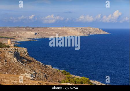 Les plus belles côtes de l'Italie: mer adriatique de Salento (Apulia). La côte d'Otrante-Santa Maria di Leuca et le parc naturel régional de Tricase Woods. Banque D'Images