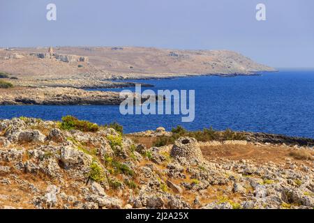 Les plus belles côtes de l'Italie: mer adriatique de Salento (Apulia). La côte d'Otrante-Santa Maria di Leuca et le parc naturel régional de Tricase Woods. Banque D'Images