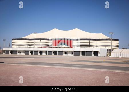 Al Khor, Qatar. 30th mars 2022. Vue extérieure du stade Al Bayt près d'Al Khor au nord de Doha. Doha accueillera le Congrès de la Fifa le 31 mars et le tirage au sort de la coupe du monde 2022 au Qatar le 1 avril. Credit: Christian Charisius/dpa/Alay Live News Banque D'Images