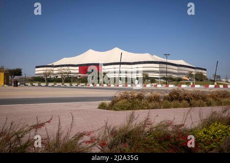 Al Khor, Qatar. 30th mars 2022. Vue extérieure du stade Al Bayt près d'Al Khor au nord de Doha. Doha accueillera le Congrès de la Fifa le 31 mars et le tirage au sort de la coupe du monde 2022 au Qatar le 1 avril. Credit: Christian Charisius/dpa/Alay Live News Banque D'Images