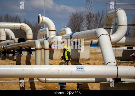 Komotini, Grèce - 21 mars 2022 : un ouvrier est vu travailler près du chantier de construction du gazoduc interconnecté IGB, star Banque D'Images