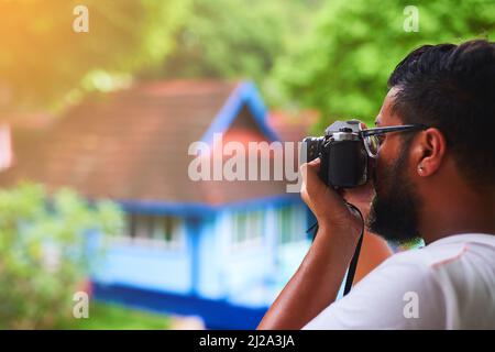 Il ne manque pas un moment. Photo d'un touriste non identifiable prenant une photo de son balcon. Banque D'Images