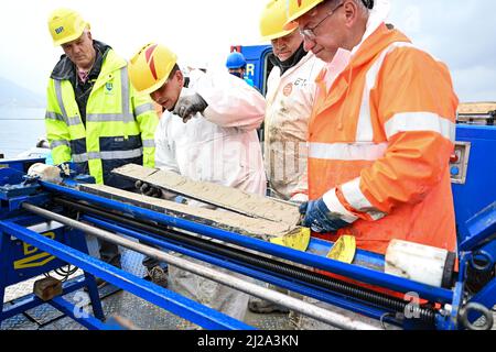 Bodman am Bodensee, Allemagne. 30th mars 2022. Des experts en forage sur une plate-forme flottante sur le lac de Constance au large de Bodman ont coupé un échantillon de sol à une profondeur d'environ 20 mètres sous le fond du lac de Constance en deux pour vérifier l'échantillon. Actuellement, des essais de forage ont lieu pour le projet « future Source. Projet d'eau pour les générations de l'approvisionnement en eau du lac de Constance. Credit: Felix Kästle/dpa/Alay Live News Banque D'Images